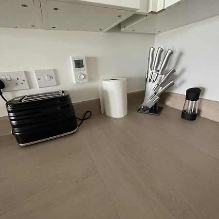 Modern 2-Bed Apartment In The Heart Of Salford Quays ภายนอก รูปภาพ