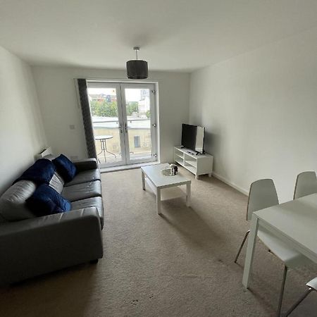 Modern 2-Bed Apartment In The Heart Of Salford Quays ภายนอก รูปภาพ