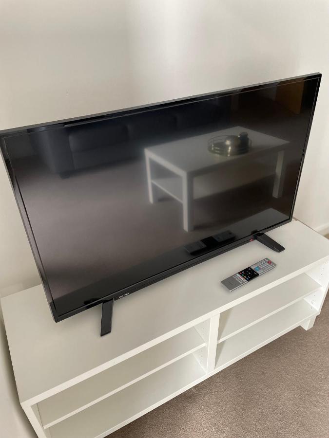 Modern 2-Bed Apartment In The Heart Of Salford Quays ภายนอก รูปภาพ