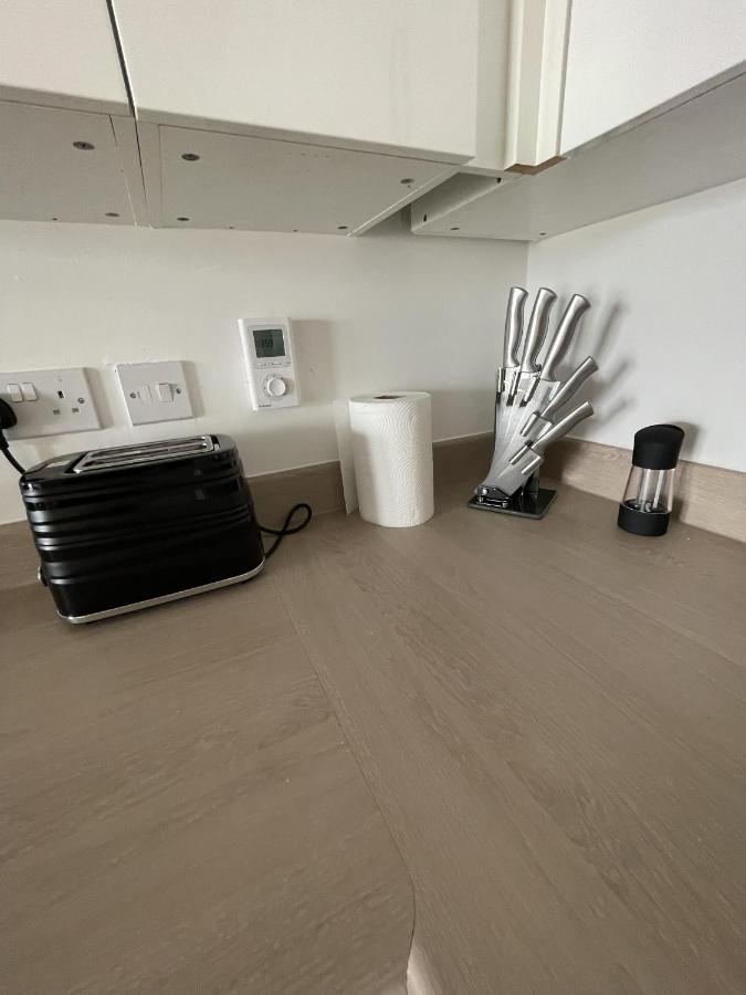 Modern 2-Bed Apartment In The Heart Of Salford Quays ภายนอก รูปภาพ