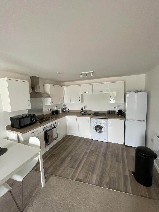 Modern 2-Bed Apartment In The Heart Of Salford Quays ภายนอก รูปภาพ