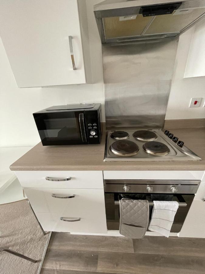 Modern 2-Bed Apartment In The Heart Of Salford Quays ภายนอก รูปภาพ