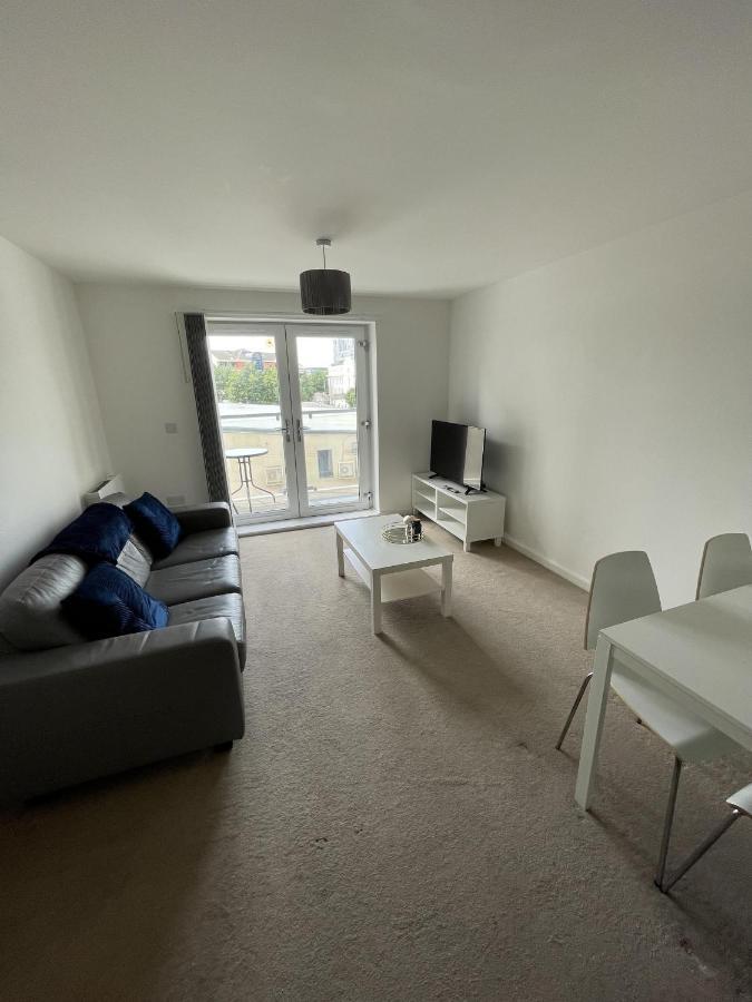 Modern 2-Bed Apartment In The Heart Of Salford Quays ภายนอก รูปภาพ