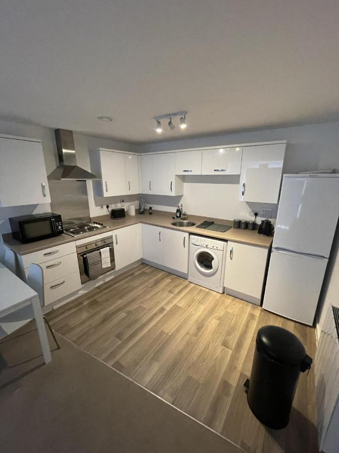 Modern 2-Bed Apartment In The Heart Of Salford Quays ภายนอก รูปภาพ