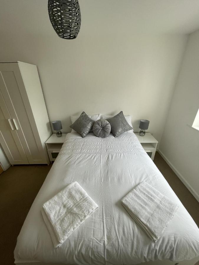 Modern 2-Bed Apartment In The Heart Of Salford Quays ภายนอก รูปภาพ