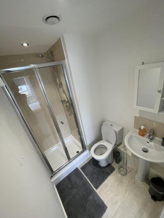 Modern 2-Bed Apartment In The Heart Of Salford Quays ภายนอก รูปภาพ