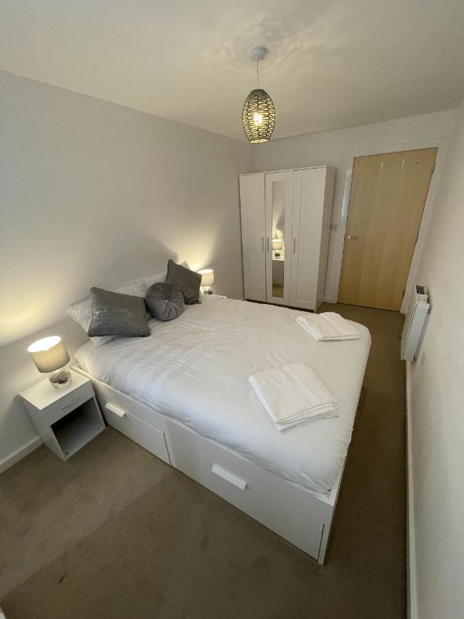 Modern 2-Bed Apartment In The Heart Of Salford Quays ภายนอก รูปภาพ