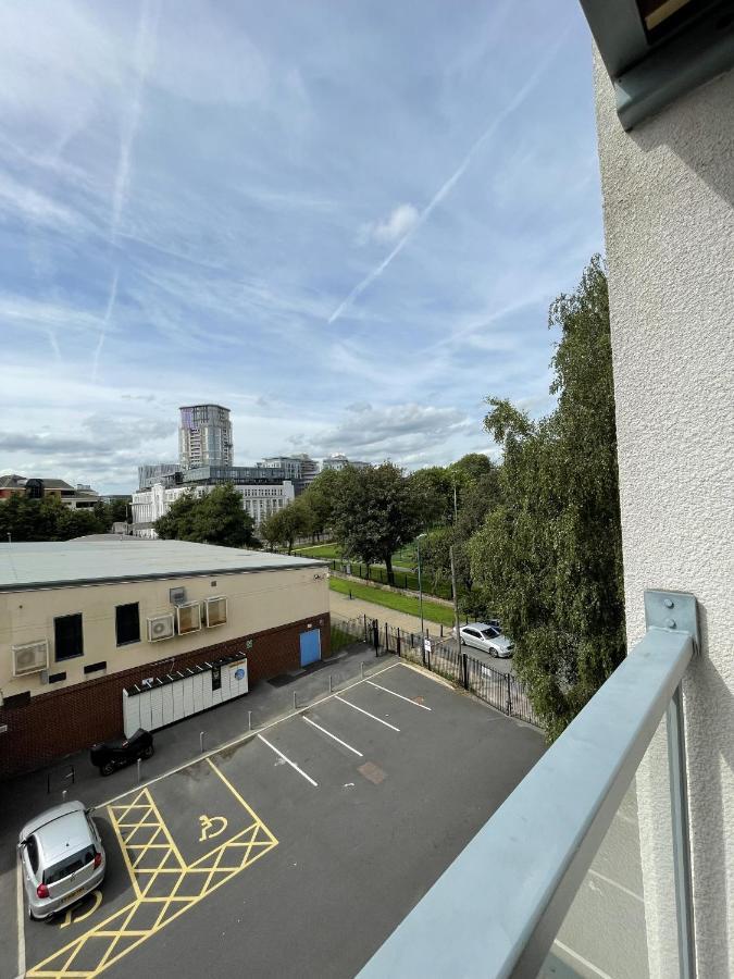 Modern 2-Bed Apartment In The Heart Of Salford Quays ภายนอก รูปภาพ