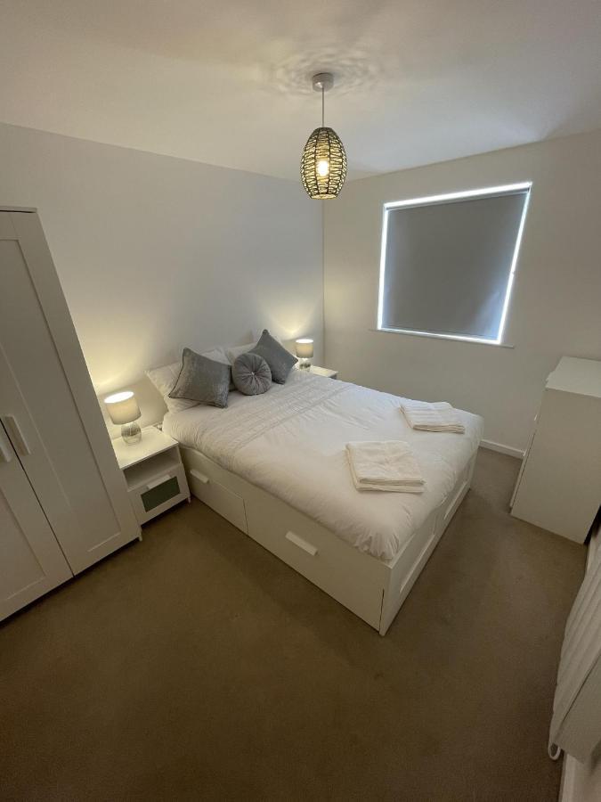 Modern 2-Bed Apartment In The Heart Of Salford Quays ภายนอก รูปภาพ