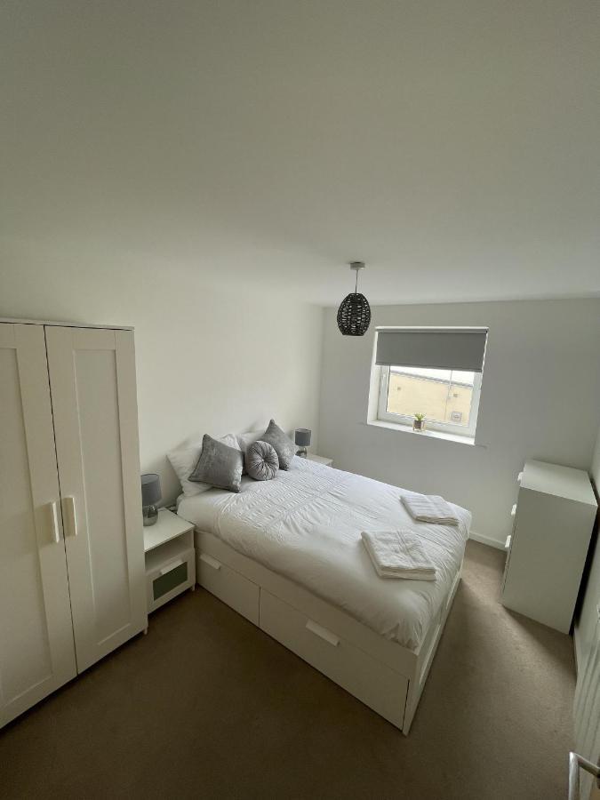Modern 2-Bed Apartment In The Heart Of Salford Quays ภายนอก รูปภาพ