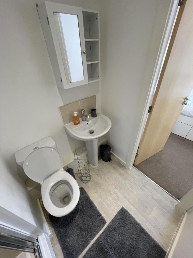 Modern 2-Bed Apartment In The Heart Of Salford Quays ภายนอก รูปภาพ