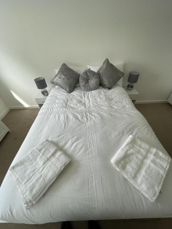 Modern 2-Bed Apartment In The Heart Of Salford Quays ภายนอก รูปภาพ