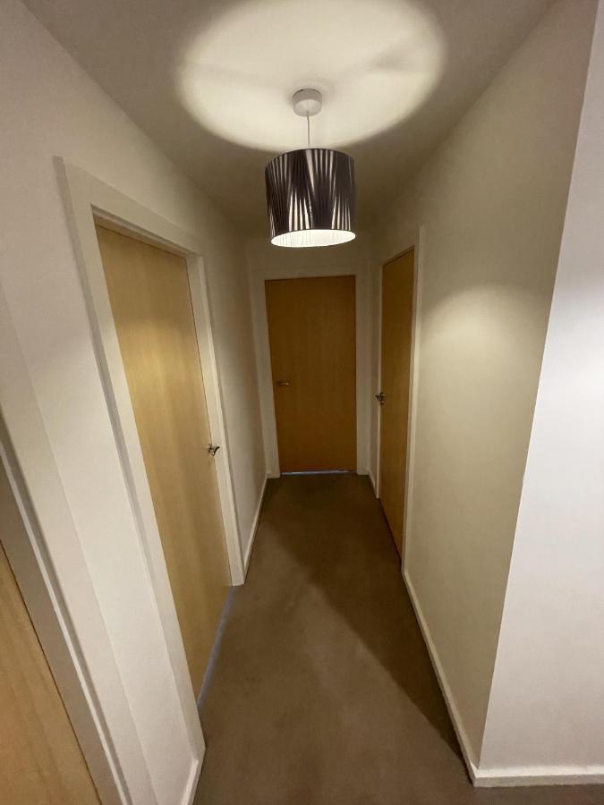 Modern 2-Bed Apartment In The Heart Of Salford Quays ภายนอก รูปภาพ