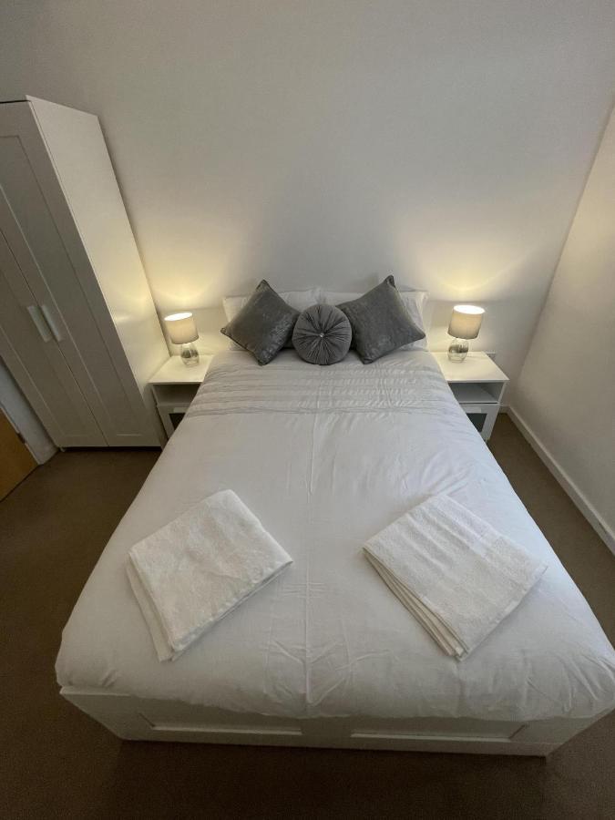 Modern 2-Bed Apartment In The Heart Of Salford Quays ภายนอก รูปภาพ