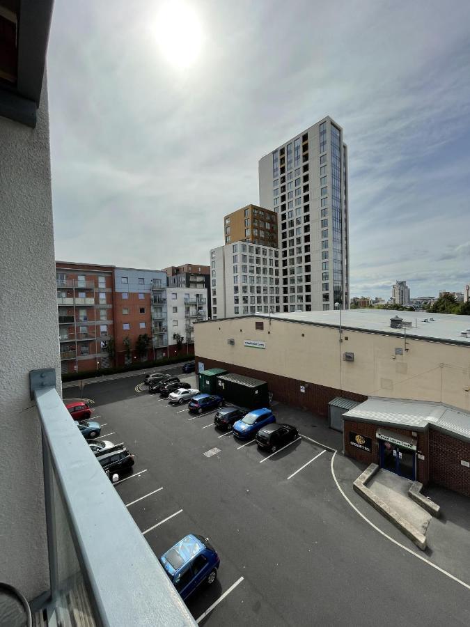 Modern 2-Bed Apartment In The Heart Of Salford Quays ภายนอก รูปภาพ