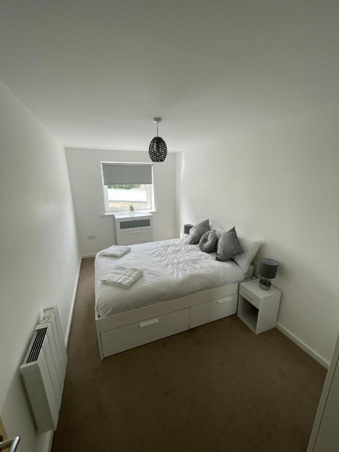Modern 2-Bed Apartment In The Heart Of Salford Quays ภายนอก รูปภาพ
