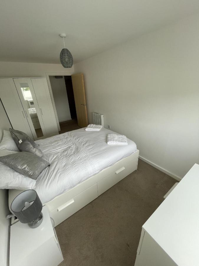 Modern 2-Bed Apartment In The Heart Of Salford Quays ภายนอก รูปภาพ