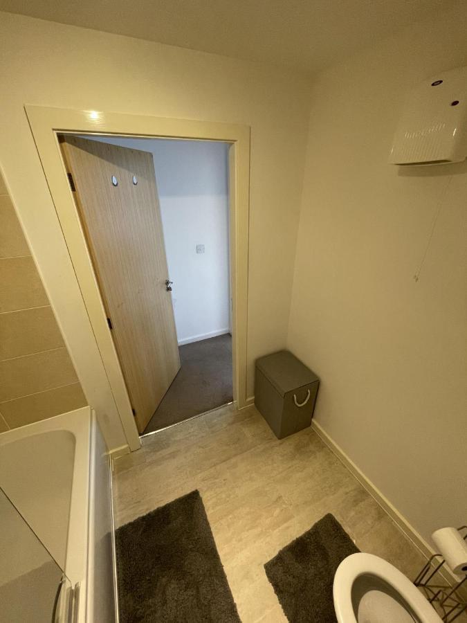 Modern 2-Bed Apartment In The Heart Of Salford Quays ภายนอก รูปภาพ