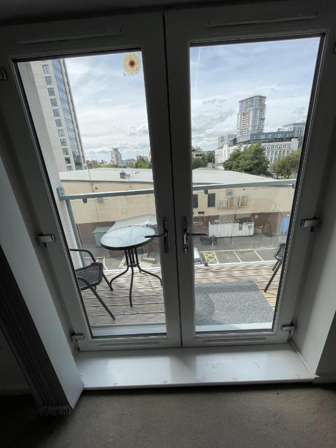 Modern 2-Bed Apartment In The Heart Of Salford Quays ภายนอก รูปภาพ