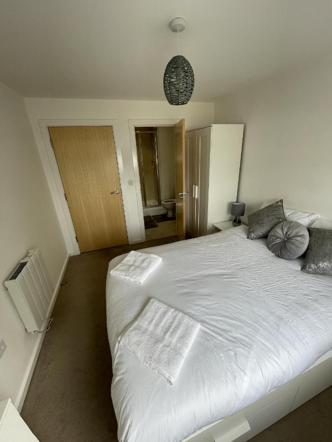 Modern 2-Bed Apartment In The Heart Of Salford Quays ภายนอก รูปภาพ