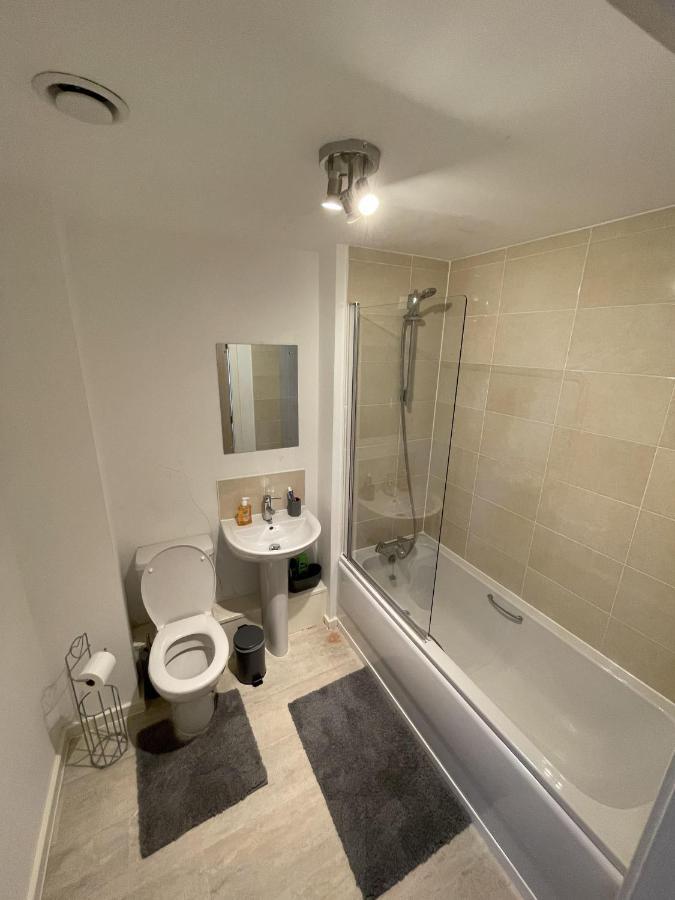 Modern 2-Bed Apartment In The Heart Of Salford Quays ภายนอก รูปภาพ
