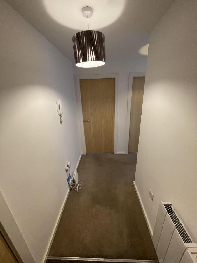Modern 2-Bed Apartment In The Heart Of Salford Quays ภายนอก รูปภาพ